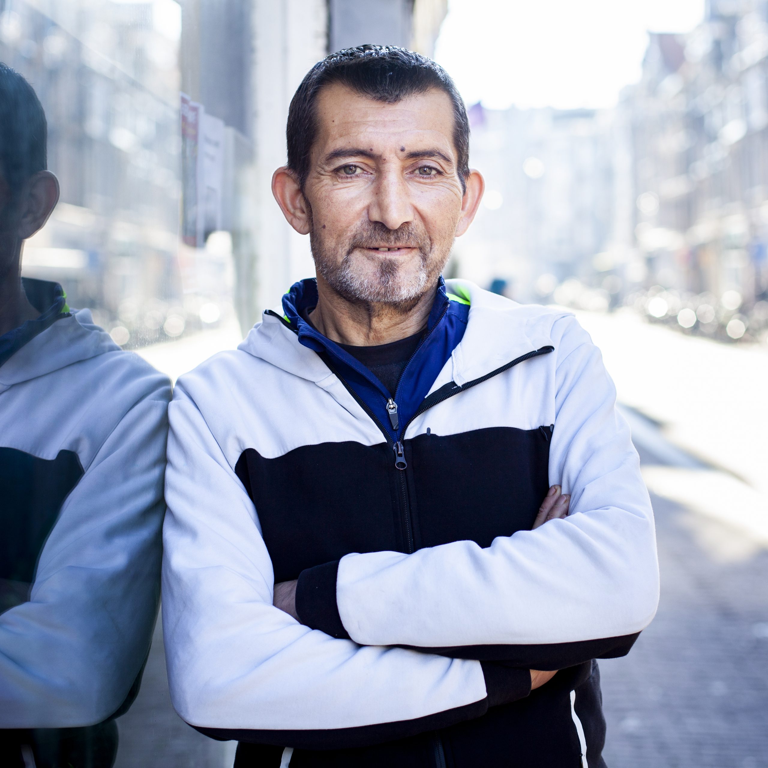 BURHAN – ZE HELPEN ME MET MIJN PAPIEREN
