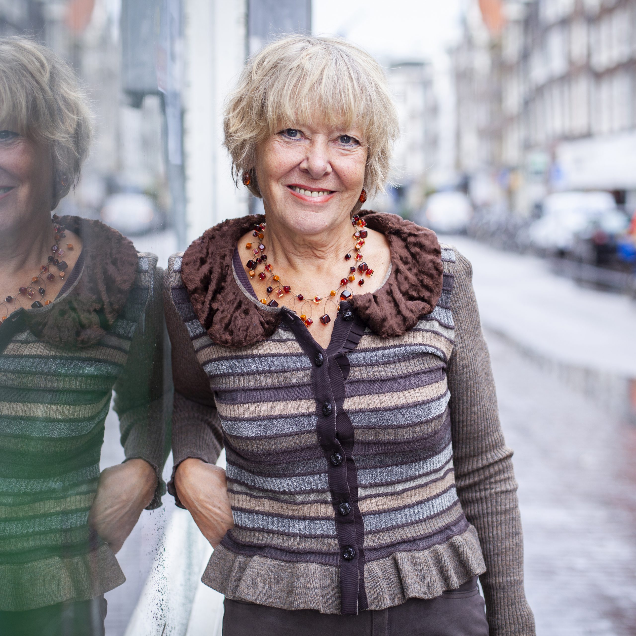 HENNY – IK ZIE IN DE WINKEL ZOVEEL BLIJE MENSEN